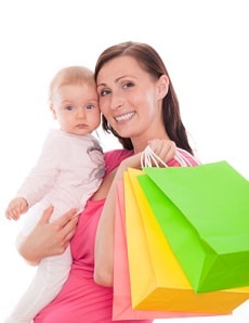 Mutter mit Baby und Einkaufstaschen