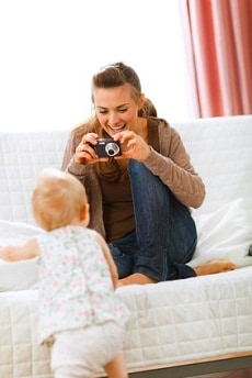 junge Mutter fotografiert ihr Baby