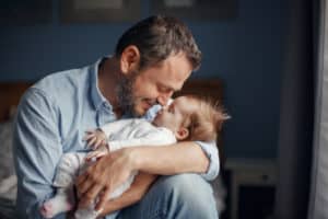 Vater baut eine Bindung zu seinem neugeborenem Kind auf